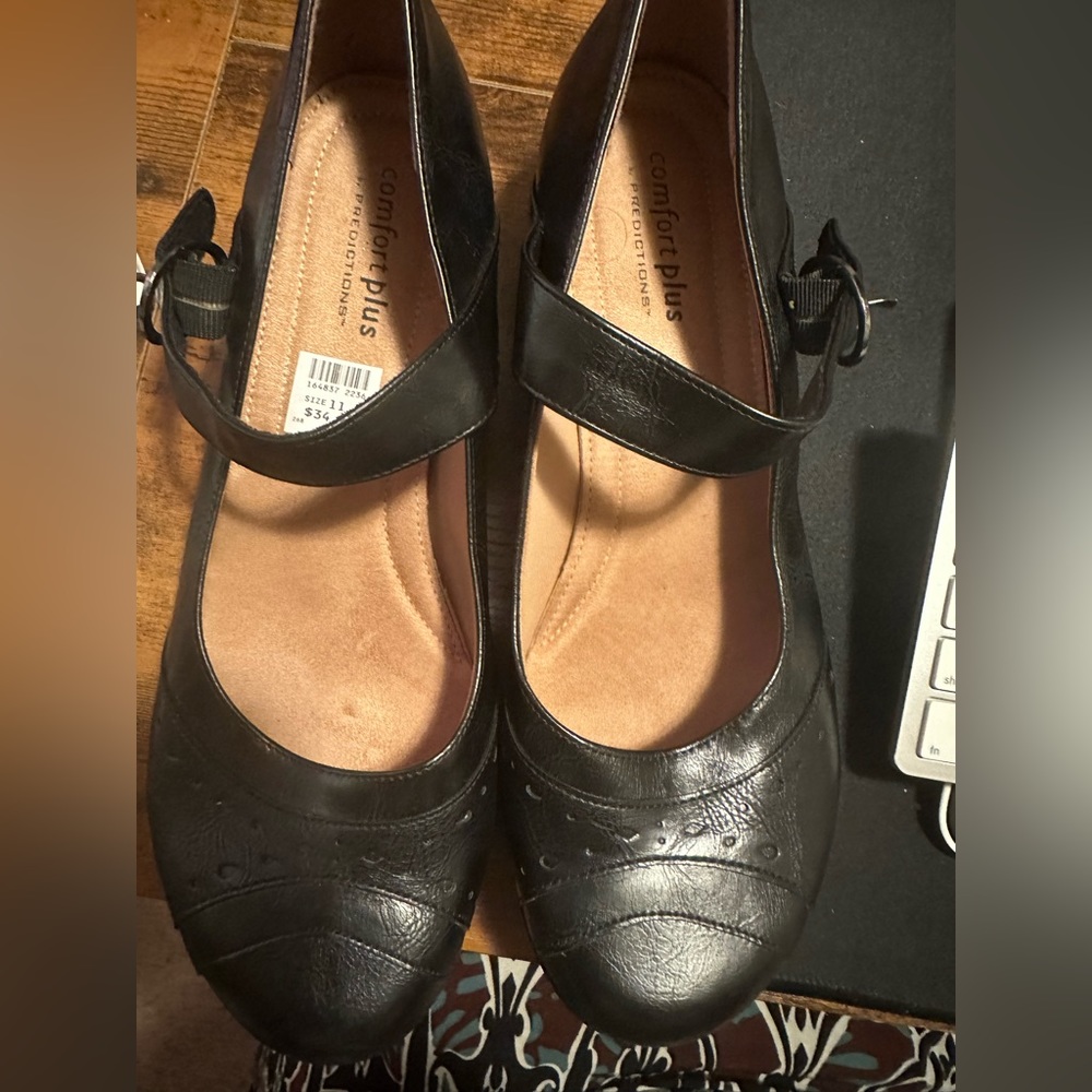 Womens 11 wide black leather flat shoe